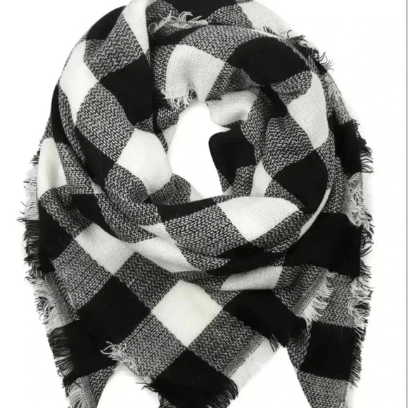 Checker White / Black Blanket Scarf - Picture 4 of 4